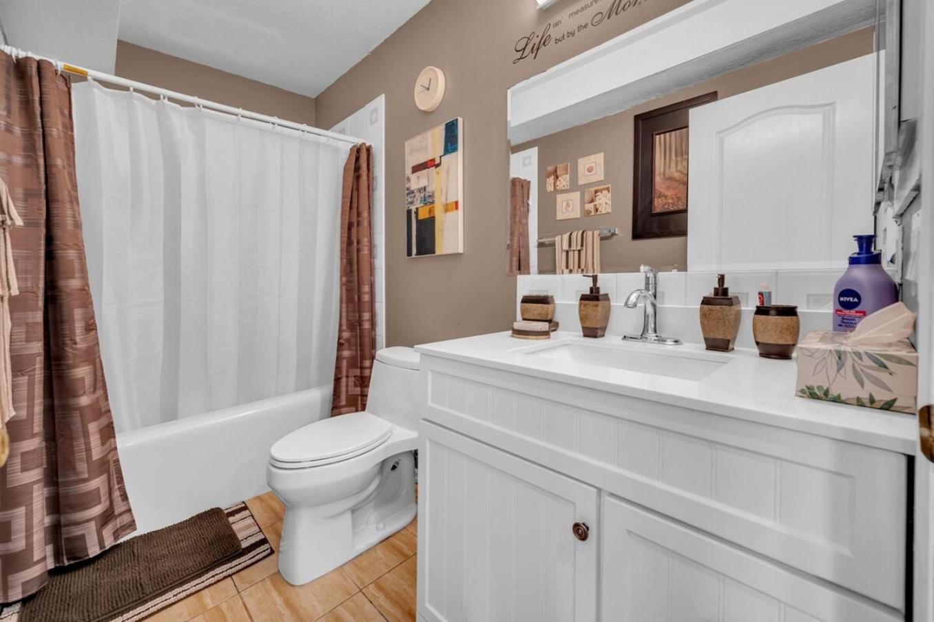 52-3 Bed Suite On Lake Central Ac By Airport YYC Екстериор снимка