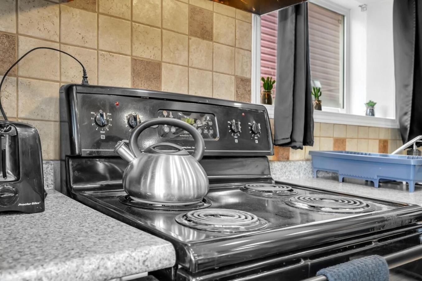 52-3 Bed Suite On Lake Central Ac By Airport YYC Екстериор снимка