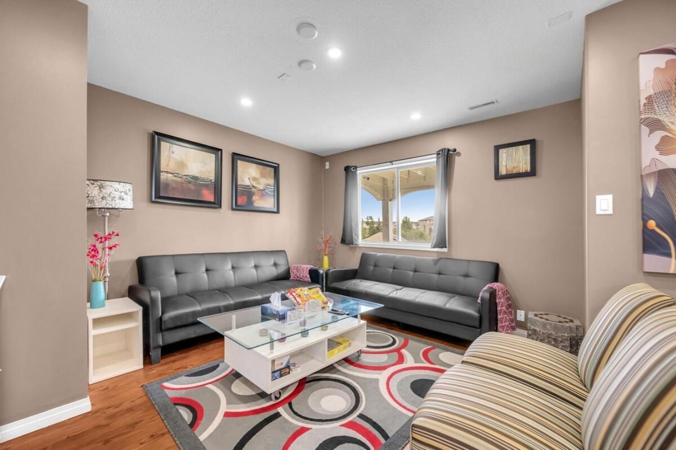 52-3 Bed Suite On Lake Central Ac By Airport YYC Екстериор снимка