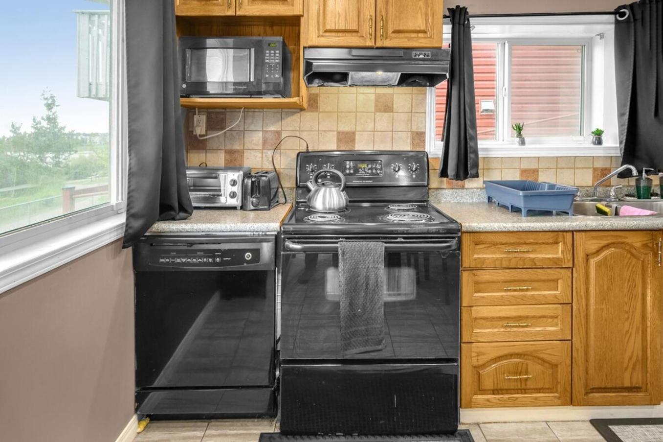 52-3 Bed Suite On Lake Central Ac By Airport YYC Екстериор снимка