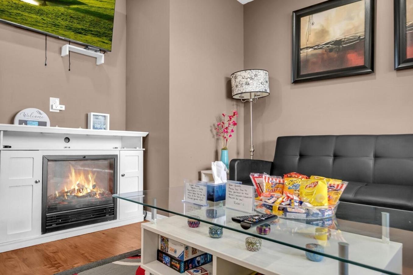 52-3 Bed Suite On Lake Central Ac By Airport YYC Екстериор снимка