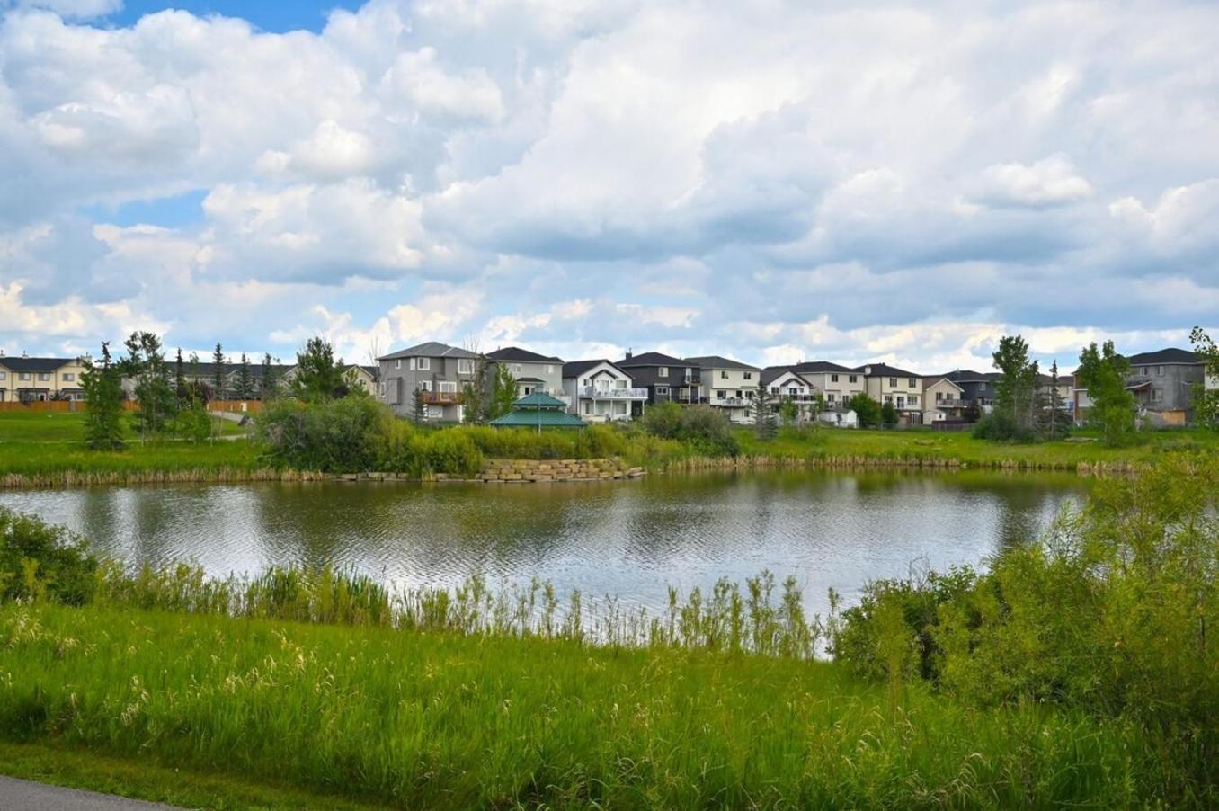 52-3 Bed Suite On Lake Central Ac By Airport YYC Екстериор снимка