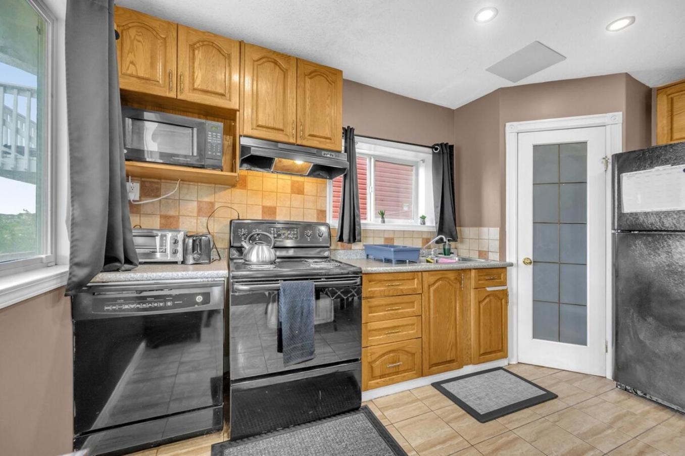 52-3 Bed Suite On Lake Central Ac By Airport YYC Екстериор снимка