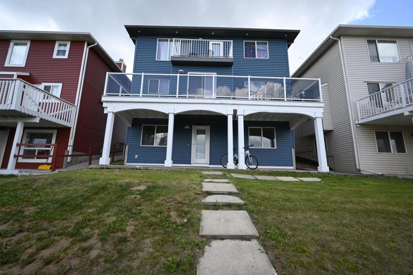 52-3 Bed Suite On Lake Central Ac By Airport YYC Екстериор снимка